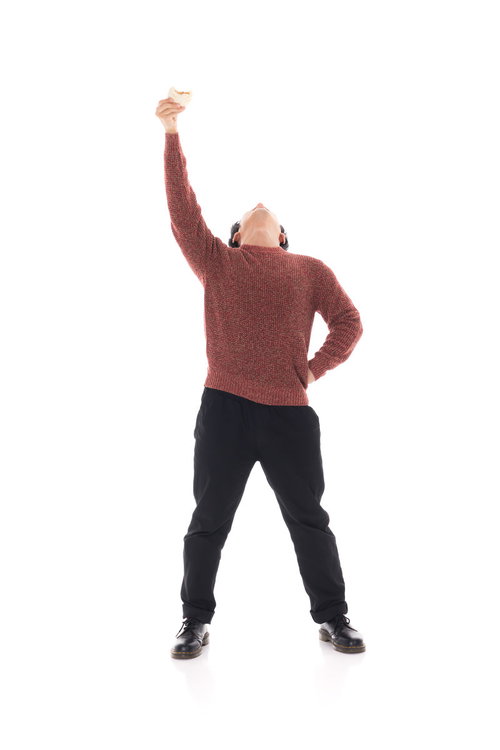 肉まんが仲間の印、勝利のポーズを取る男性