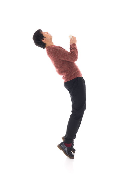 肉まんは突然に、エビ反りで飛ぶ男性