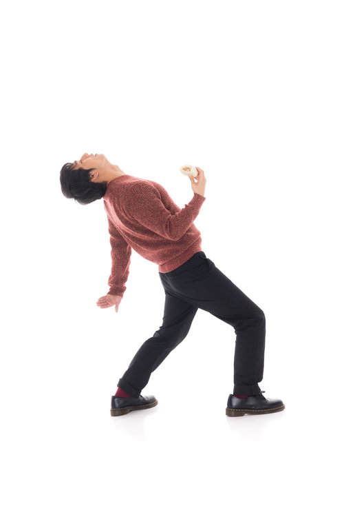 肉まんの美味しさにのけぞる男性