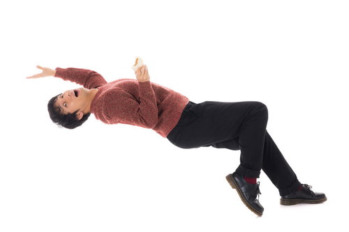 肉まんを食べながら銃弾を避ける男性