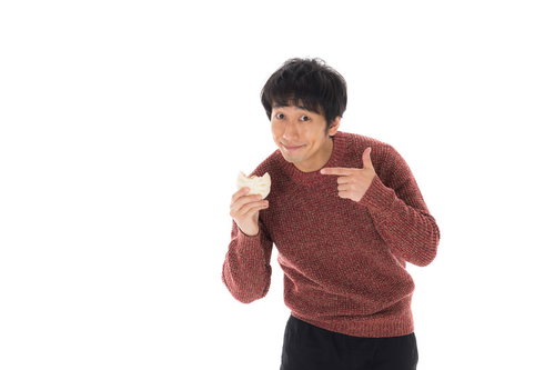 「おひとついかがですか？」と勧める販売員