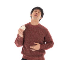 コンビニの肉まんの美味しさに感動する男性の写真