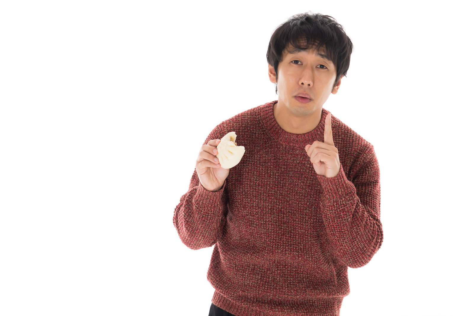 両手に肉まんを持ち上を見上げる男性［モデル：大川竜弥］