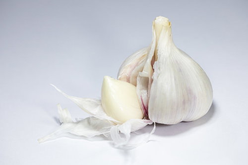 皮を剥いた生にんにくの房と分離した一片、薄皮