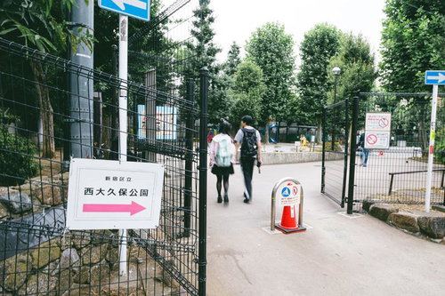 新宿区立西大久保公園の入口案内看板と公園施設