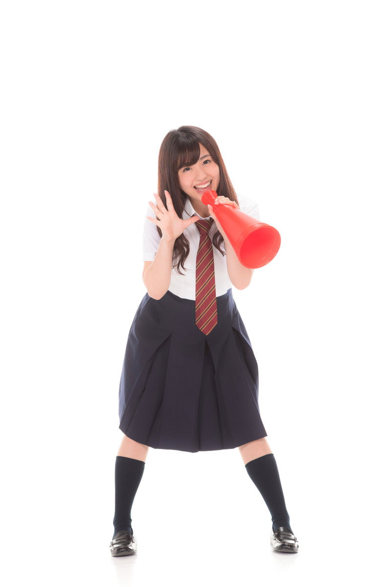 両手を組んで訴える制服姿の女子マネージャー［モデル：河村友歌］