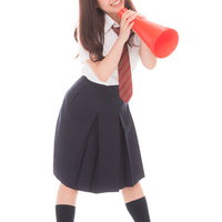 赤いメガホンで声援する制服姿の女子高生マネージャーの写真