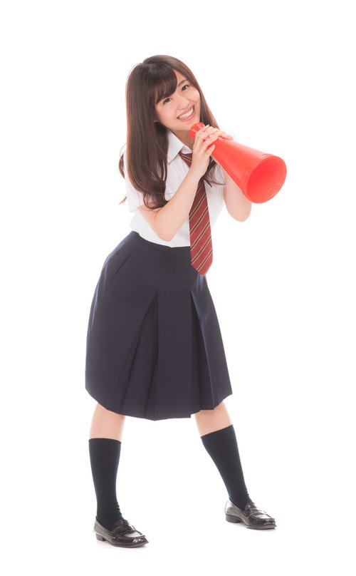 赤いメガホンで声援する制服姿の女子高生マネージャー