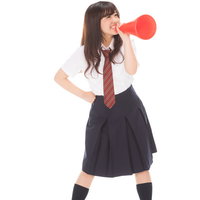 赤いメガホンで大声を出す女子マネの女子高生の写真