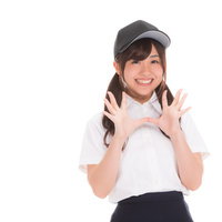 勝利に喜んでガッツポーズを決める野球部の女子マネの写真