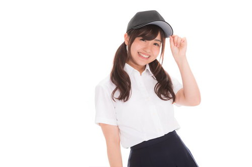 帽子をかぶって笑顔を見せる女子マネージャー