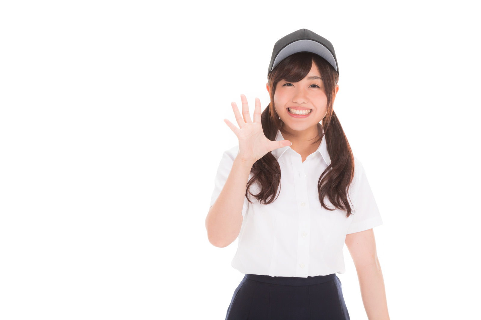 笑顔で右手を上げて挨拶する女子高生マネージャー［モデル：河村友歌］