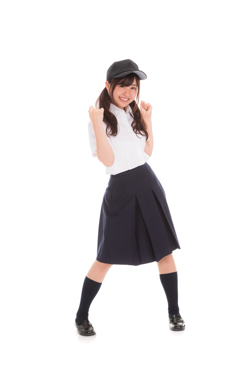 白いブラウスと黒いスカートを着た女子高生が立ち上がって応援している［モデル：河村友歌］