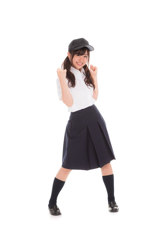 白い制服姿で立ち上がって声援を送る女子マネ