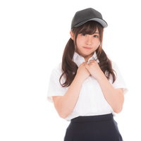 キャップを被ってドキドキする女子マネージャーの応援ポーズの写真