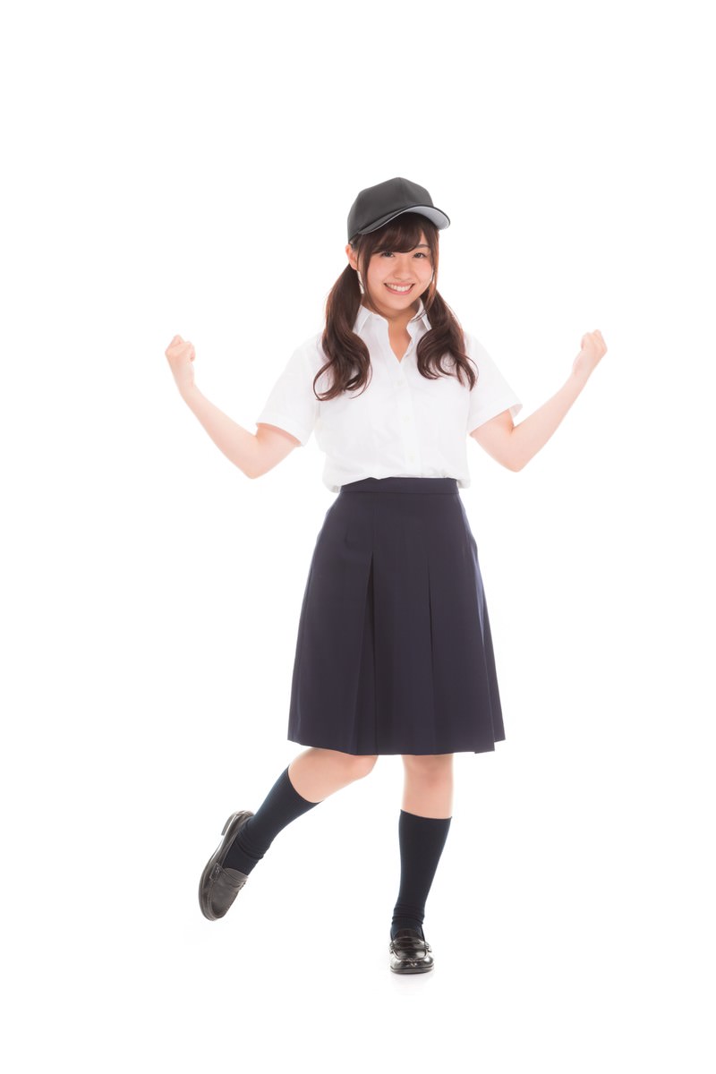 白いブラウスと紺のスカート、ベレー帽姿でガッツポーズをする女子マネージャー［モデル：河村友歌］