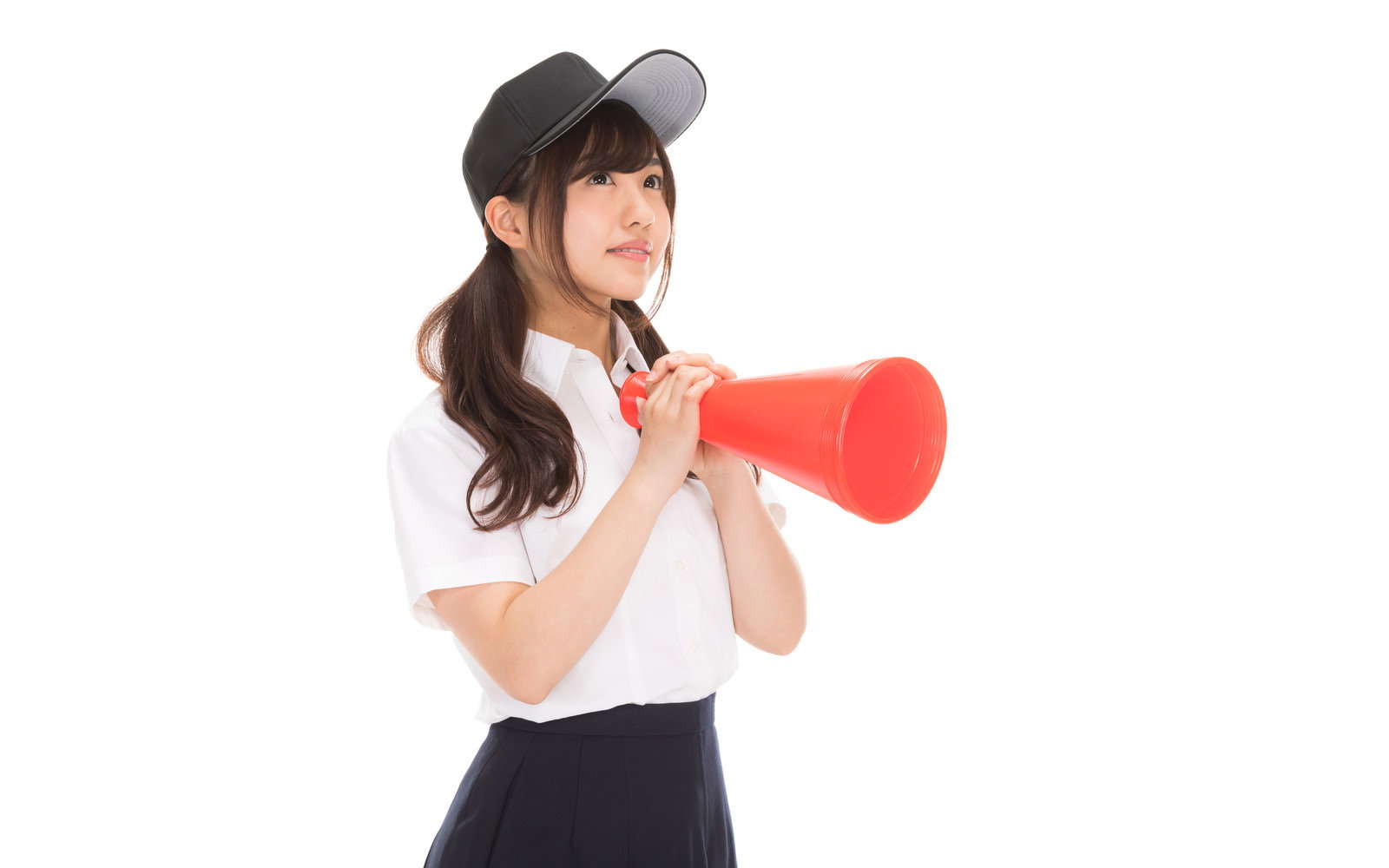赤いメガホンを持って応援する制服姿の女子高生［モデル：河村友歌］