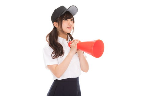 赤いメガホン片手に応援する制服の女子高生