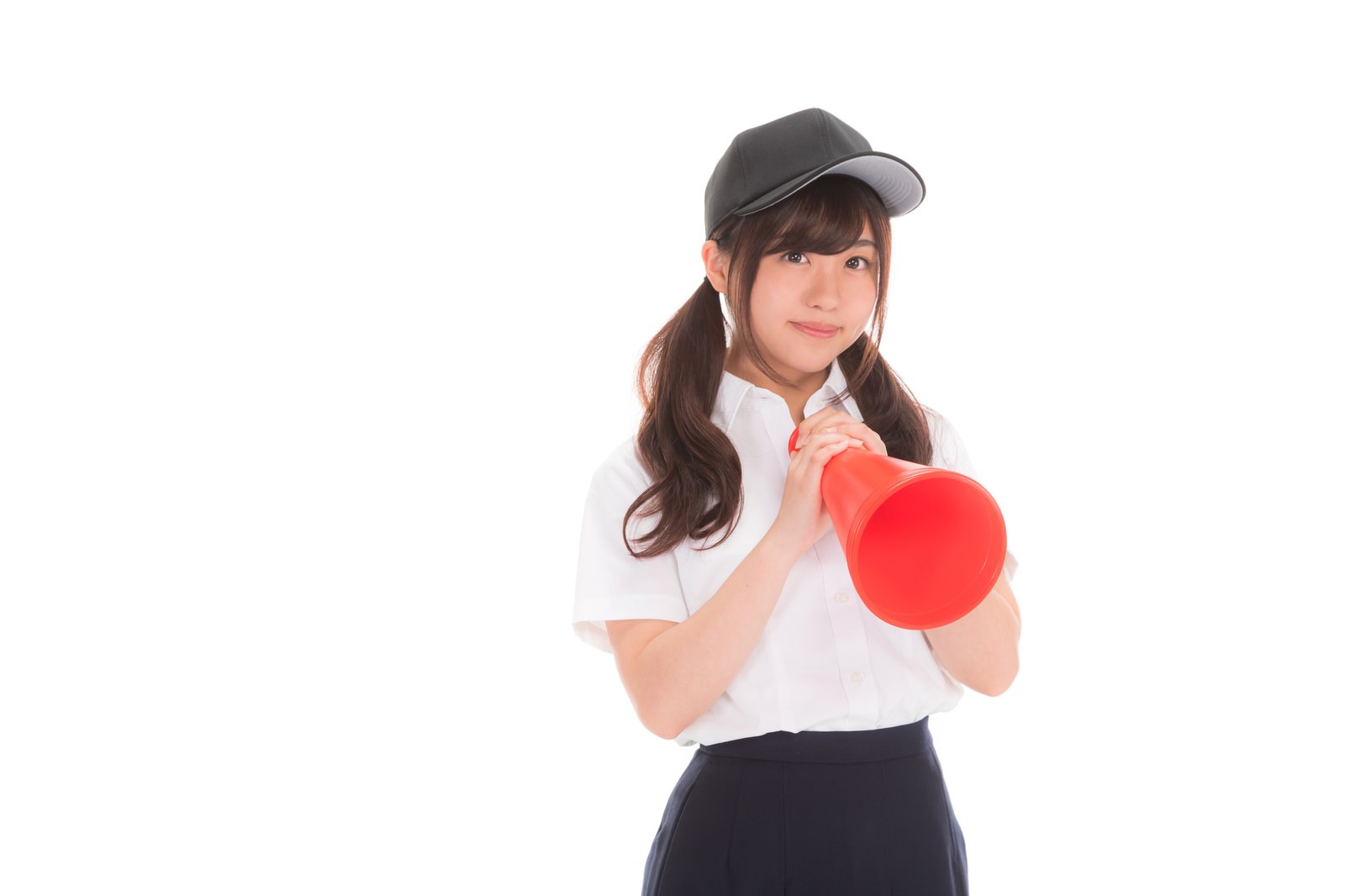 赤いメガホンを両手で持って応援する制服姿の女子高生［モデル：河村友歌］