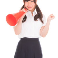 みんながんばってー！赤いメガホンで応援する女子高生の写真