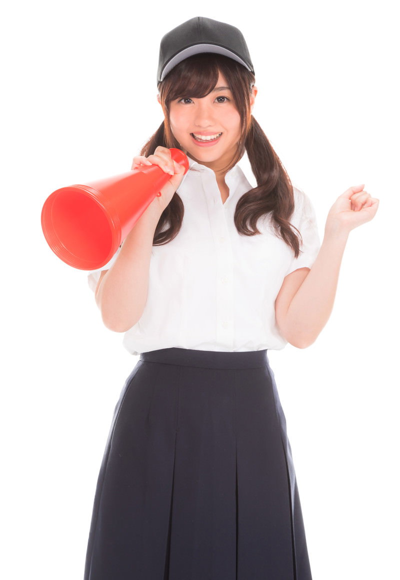 赤いメガホンで応援する女子高生［モデル：河村友歌］