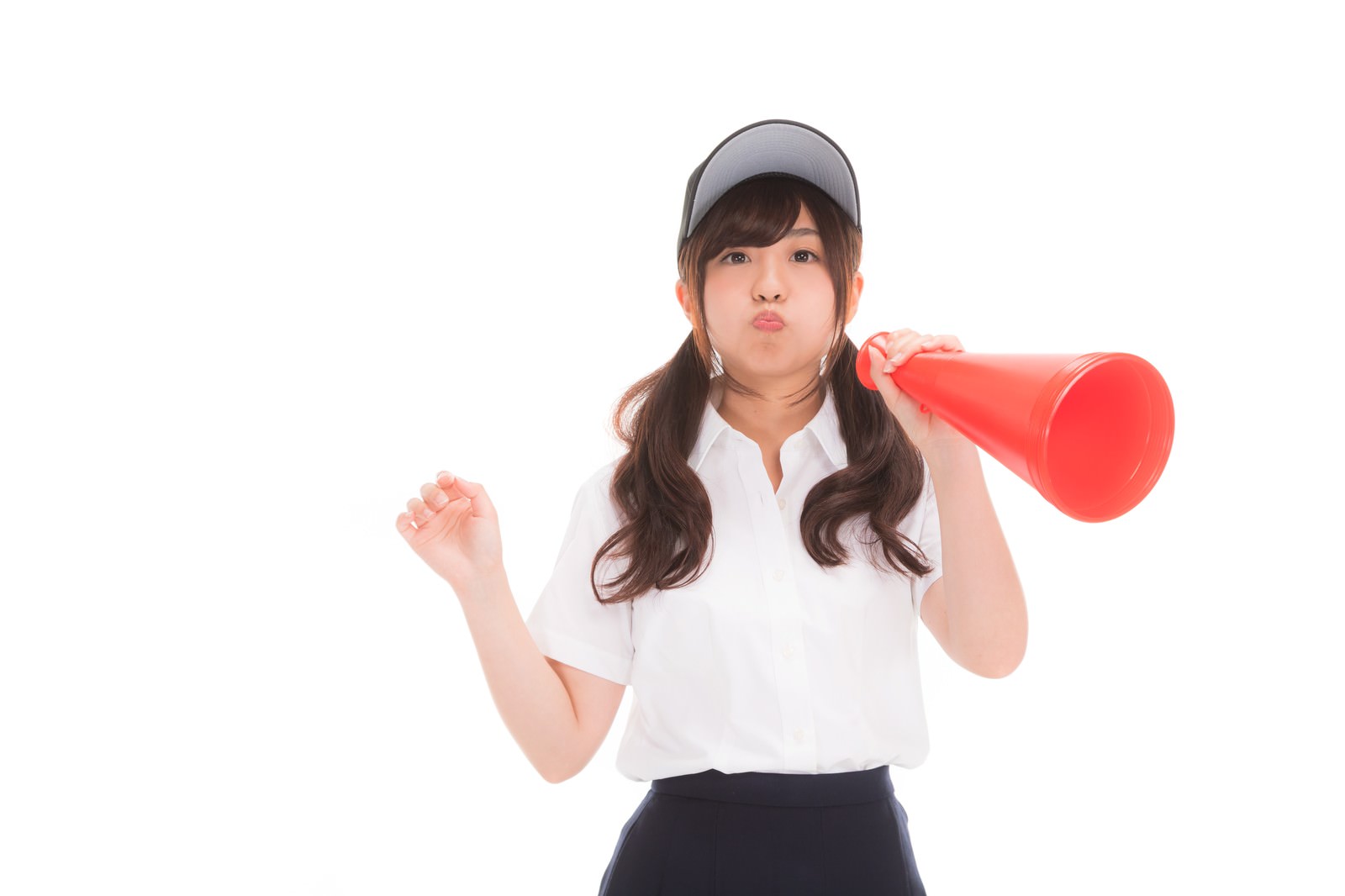 メガホンを持ち抗議のポーズをとる女子高生［モデル：河村友歌］