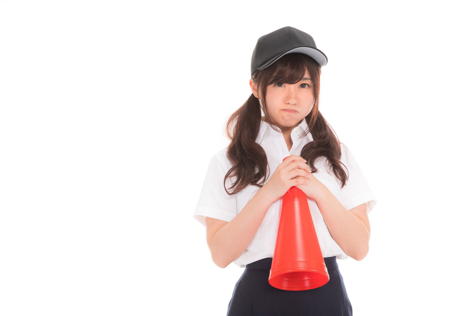 赤いメガホンを両手で持って応援している制服姿の女子高生［モデル：河村友歌］