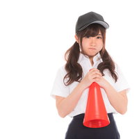 ハラハラする展開で気持ちが落ち着かない女子マネ、赤いメガホン片手に必死の応援の写真