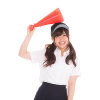 負けても明るい女子マネ、赤いメガホンを持って応援の写真