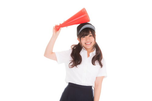 負けても明るい女子マネ、赤いメガホンを持って応援
