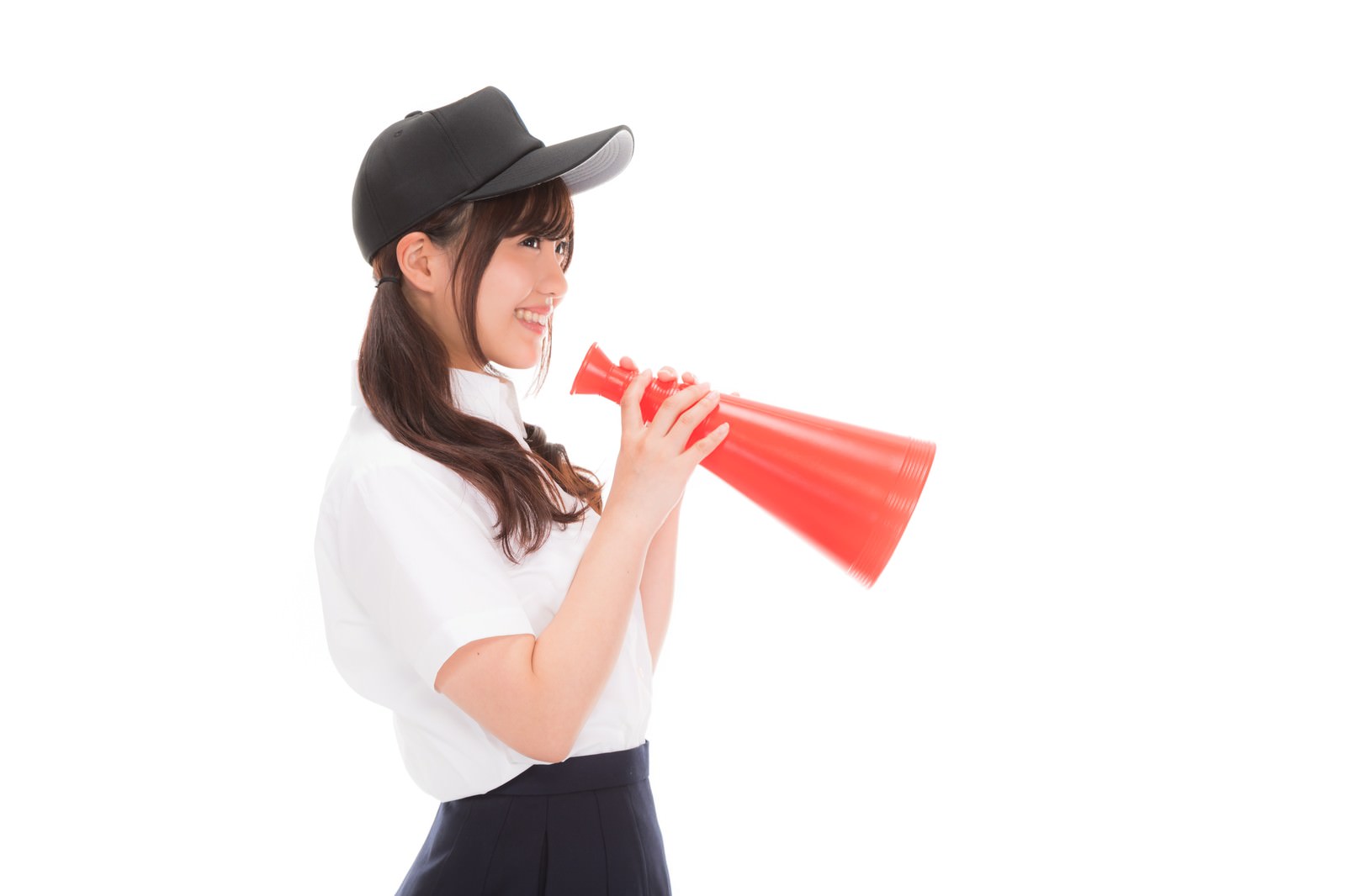 メガホンを持って応援する制服姿の女子マネージャー［モデル：河村友歌］