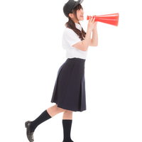 赤いメガホンで声援を送る女子マネージャー「しまってこー」の写真