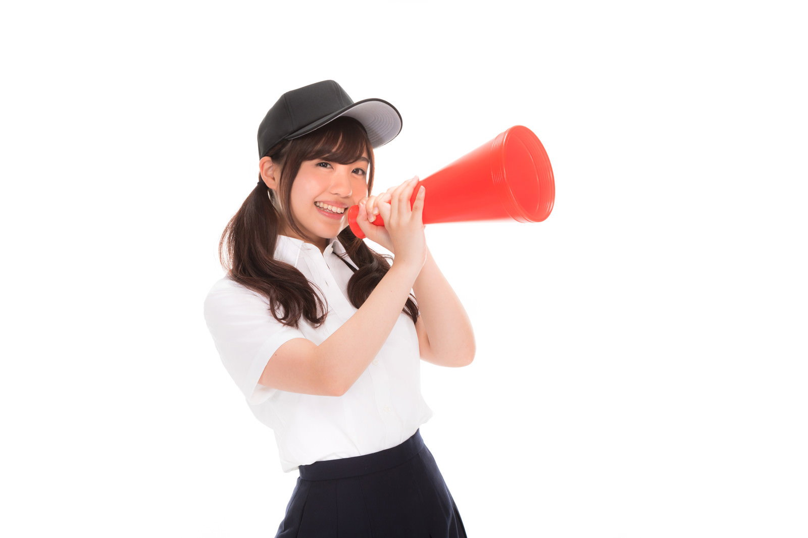 赤いメガホンを持って笑顔で応援する制服姿の女子マネージャー［モデル：河村友歌］