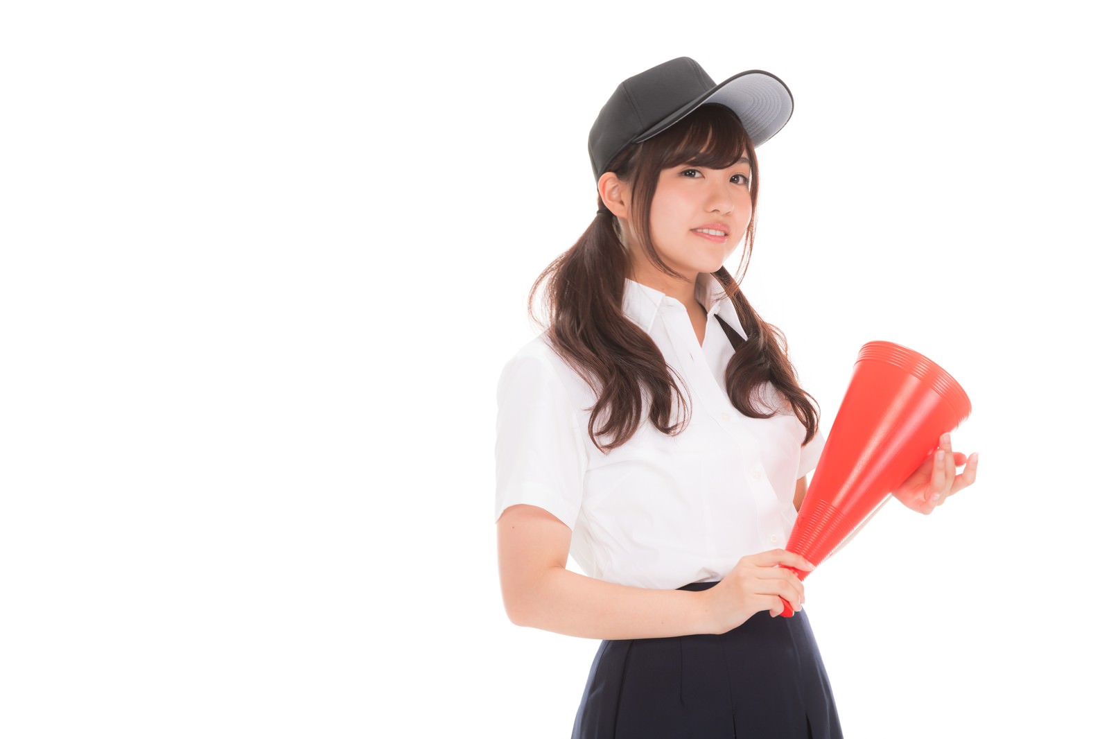赤いメガホンを持ち厳しい表情で追求する女子マネージャー［モデル：河村友歌］