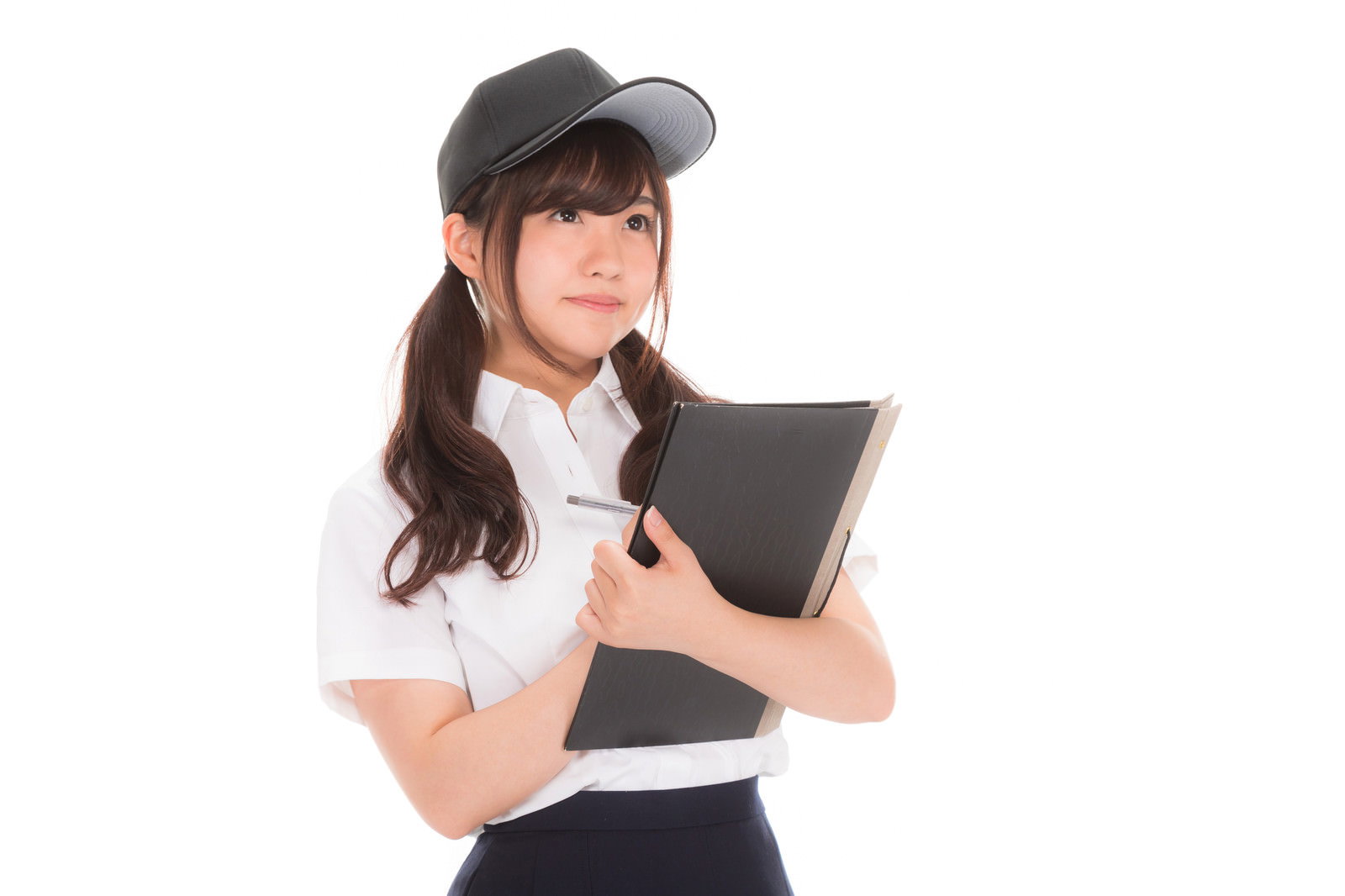 野球帽をかぶりクリップボードを持つ制服姿の女子高生［モデル：河村友歌］