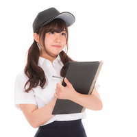選手の状態をメモするクリップボード片手の女子マネの写真