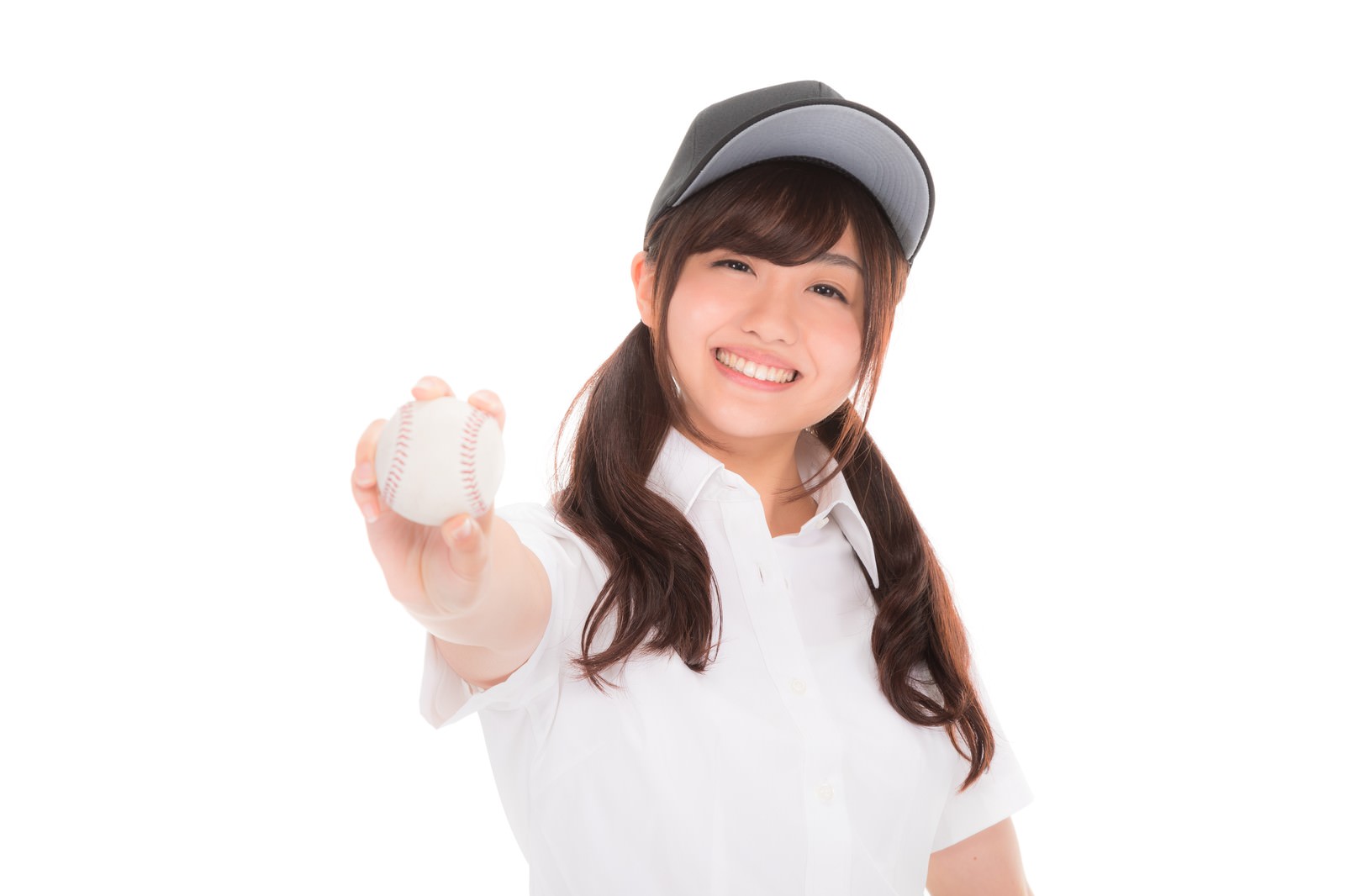硬球を手に持って笑顔を見せる白いユニフォーム姿の女子高生［モデル：河村友歌］