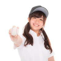 まっすぐいってストレートで三振ね、硬球を手に笑う女子マネの写真