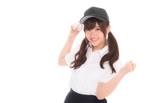 硬球を投げるポーズの女子高生（女子マネージャー）