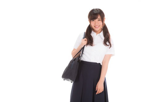 いつも笑顔の女子マネ、白いシャツに紺色スカート