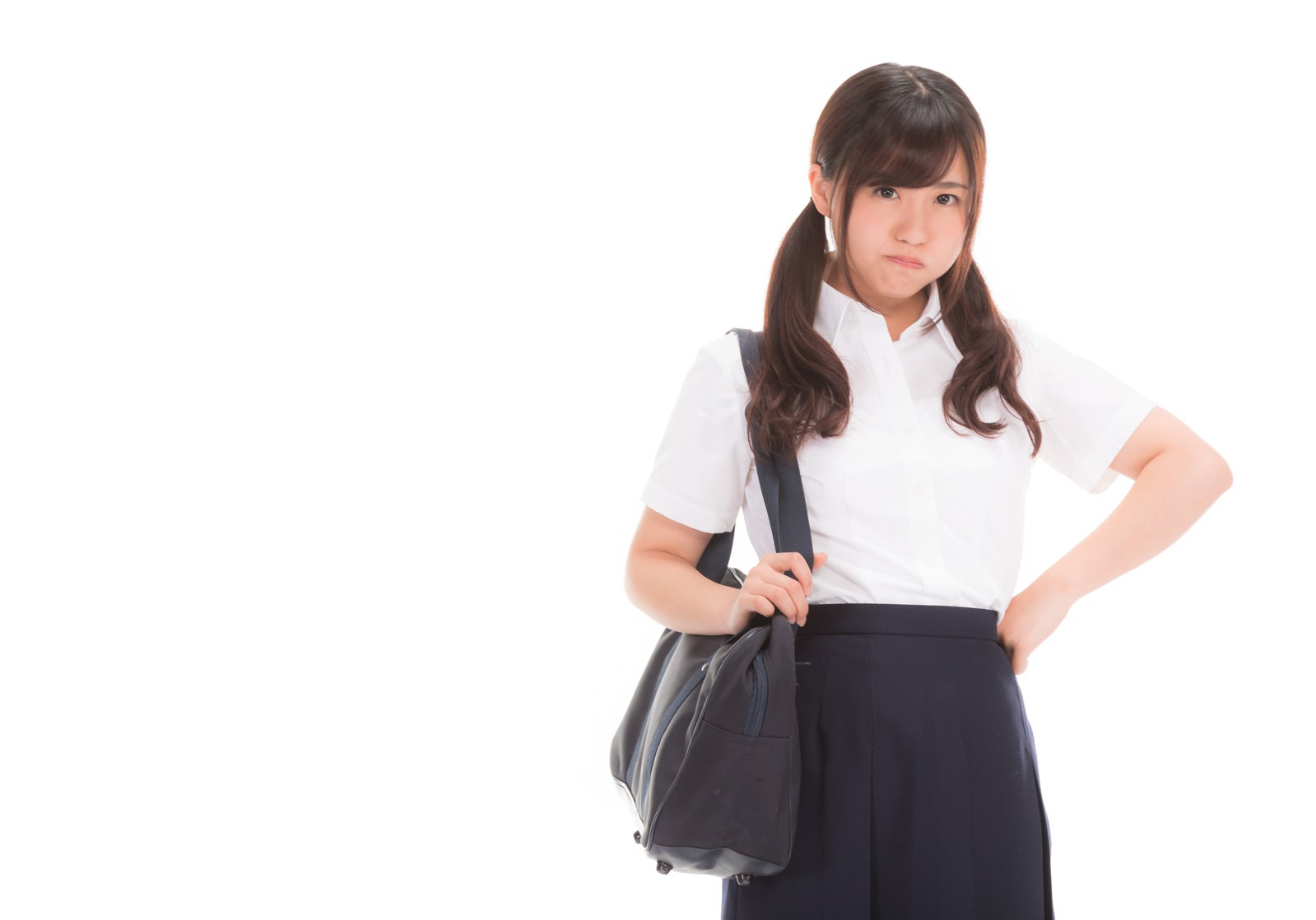 腰に手を当てて激おこ状態の女子高生［モデル：河村友歌］