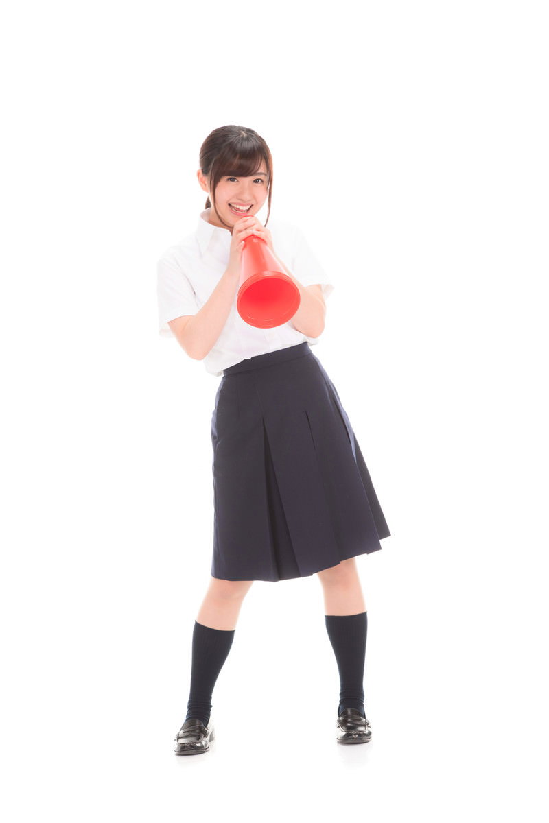 赤いメガホンで応援する女子高生［モデル：河村友歌］