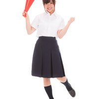 赤いメガフォン片手に元気よく選手を応援する女子高生の写真