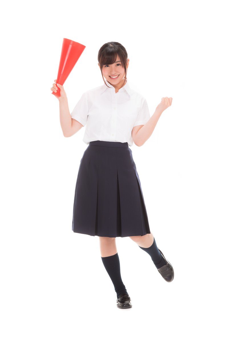 赤いメガフォンを片手に持ち、笑顔で応援ポーズを取る制服姿の女子高生［モデル：河村友歌］