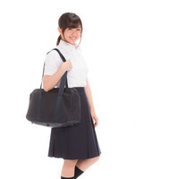 通学中の黒いスクールバッグを持つ女子高生の写真