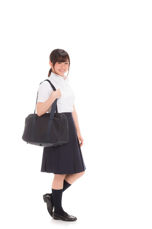 通学中の黒いスクールバッグを持つ女子高生
