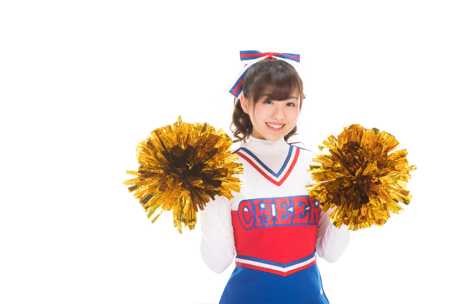 両手にポンポンを持ち笑顔でポーズするチアガール［モデル：河村友歌］