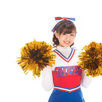 両手にポンポンを持ったチアガールの写真