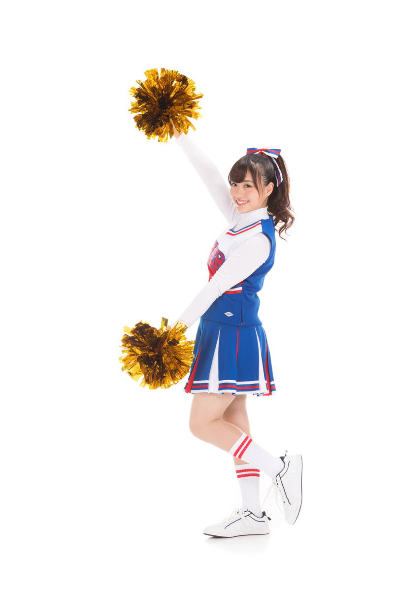 青と白のチアガールユニフォームを着て両手にポンポンを持ち応援ポーズをとる女性［モデル：河村友歌］
