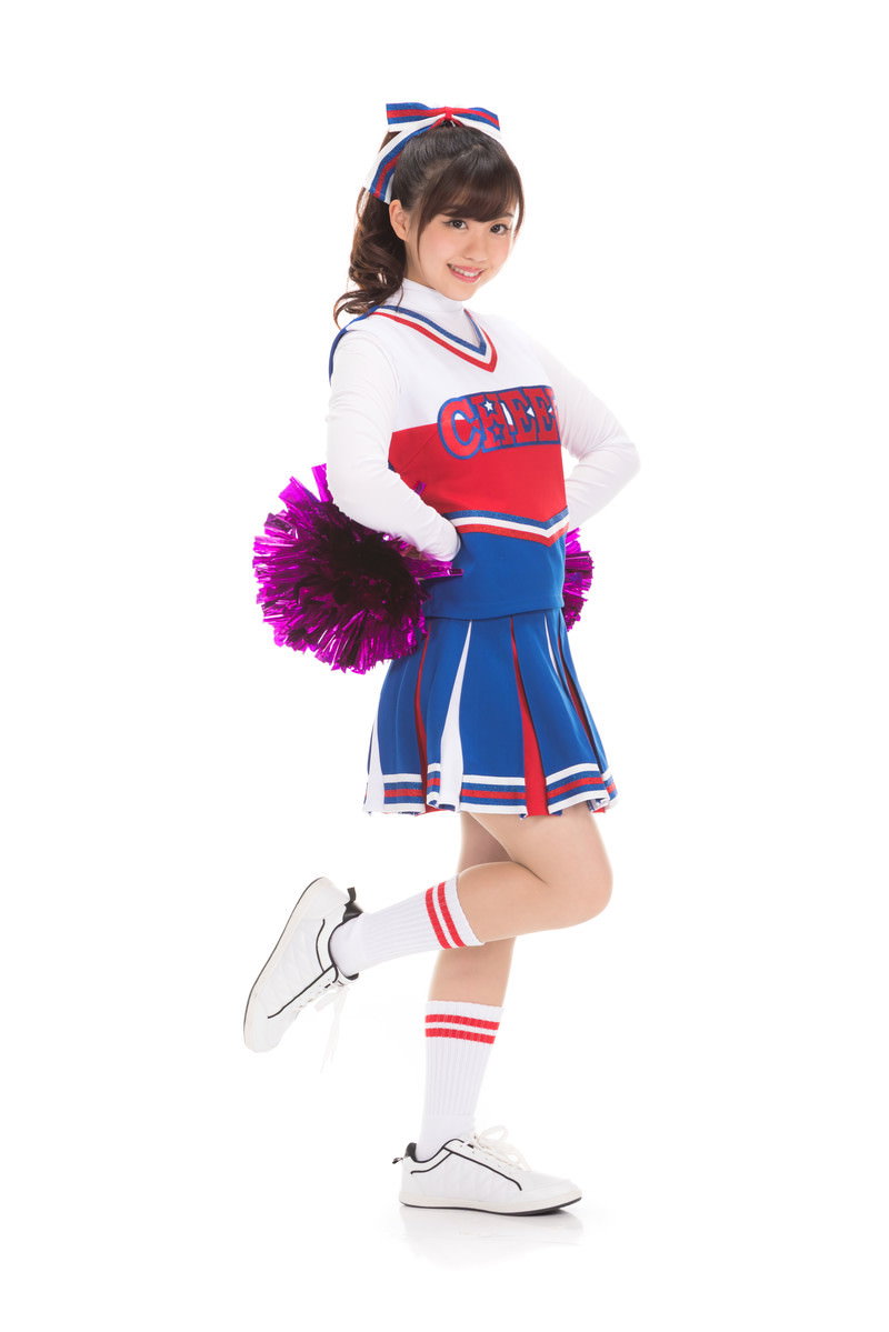 赤と青のユニフォームを着て紫色のポンポンを持つチアガールの女性［モデル：河村友歌］